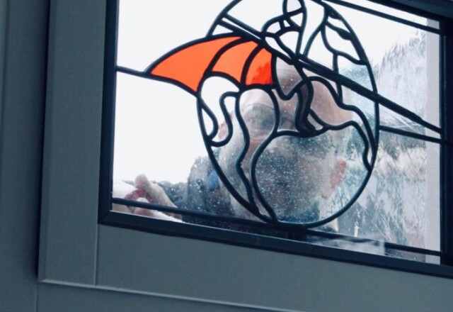 Glas-in-lood ramen, met kleurrijke patronen die het licht prachtig filteren en een warme gloed verspreiden.